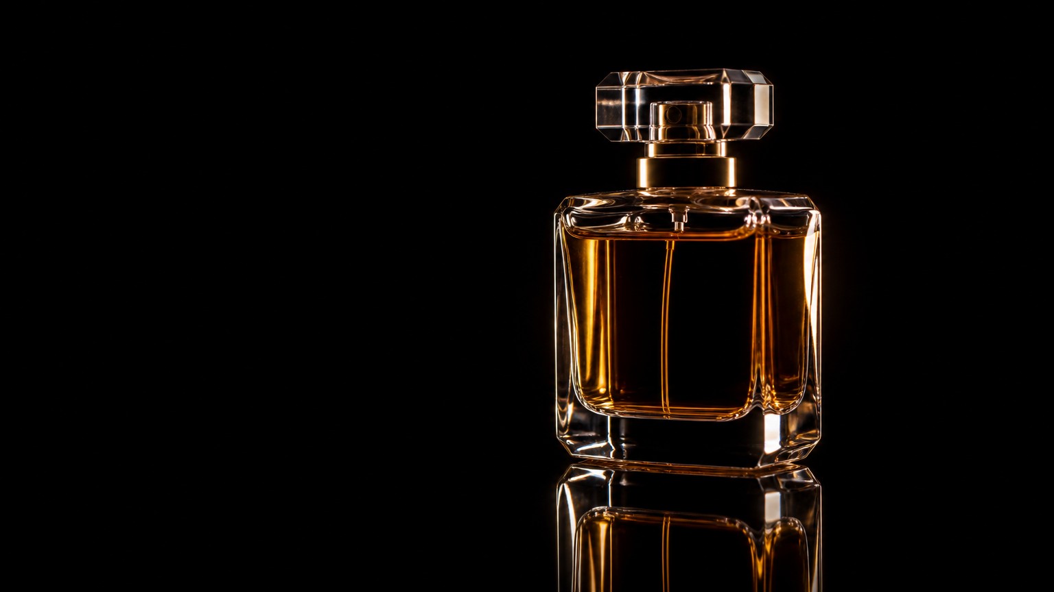 Custom clear glass perfume bottle with amber liquid